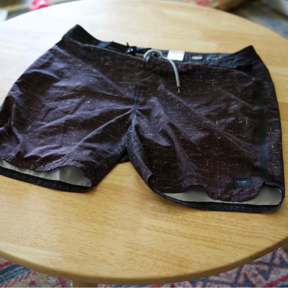 Like new globe board shorts men’s 34